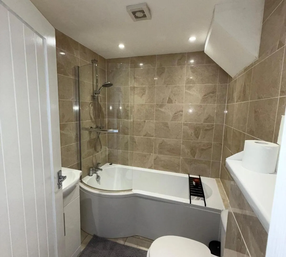 Cosy 2 Bed Cardiff Bay Retreat! Apartment 0*,  United Kingdom